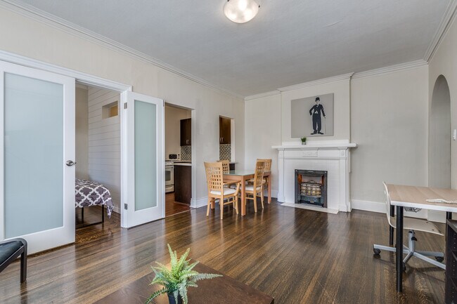 Building Photo - 935 Jervis St Unit 3