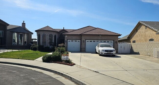 Building Photo - Luxurious Home in North Bakersfield 3 BD 3 BA