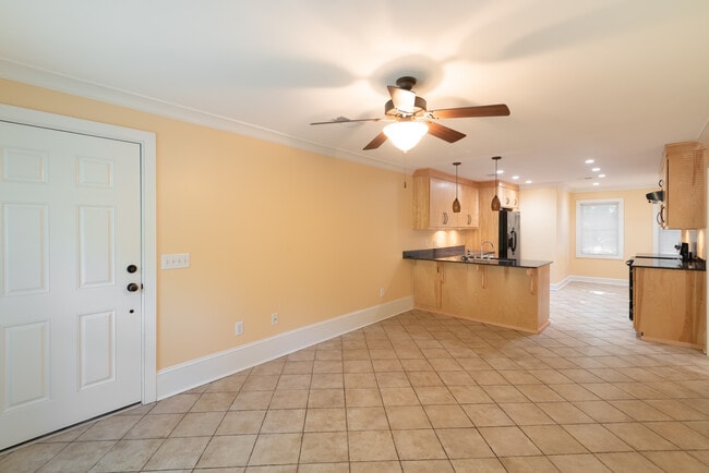 Sala de estar y cocina - 424 Howle Ave