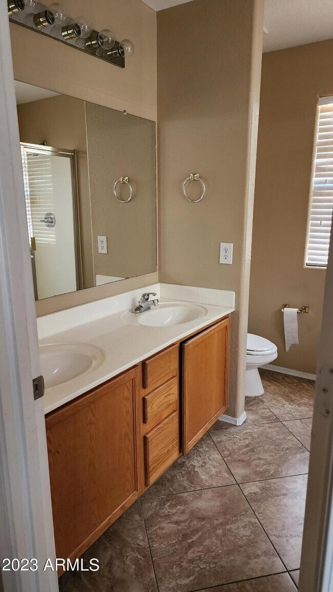 Photo - 447-15116 Fillmore St