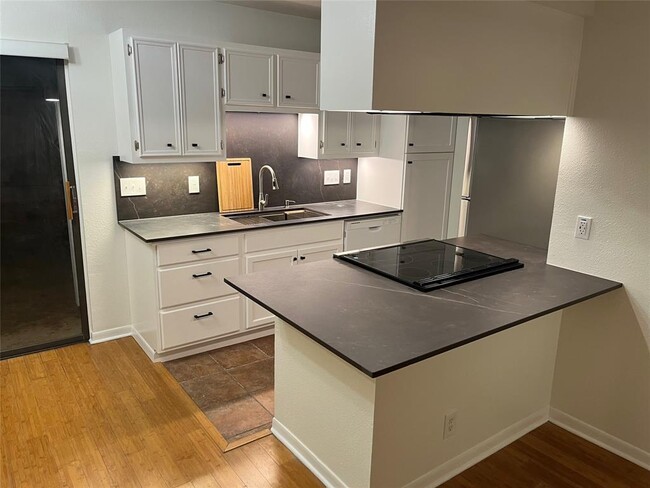 Building Photo - 5604 Woodrow Ave Unit 12