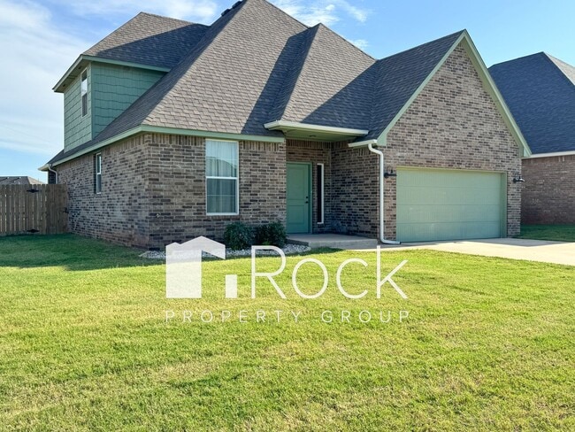 Building Photo - Spacious 3-Bedroom Home with Designer Kitc...
