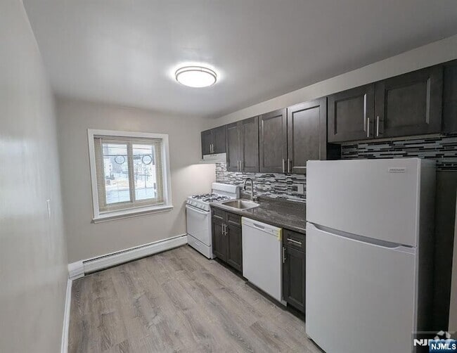 Building Photo - 40 Zabriskie St Rental