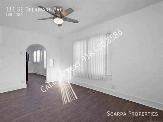 Photo - 111 SE Delaware Ave