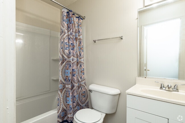 1BR, 1BA - 559SF - athroom - Peach Place