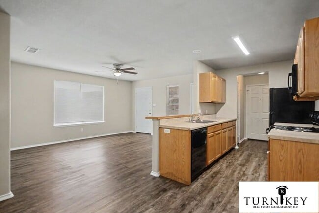 Building Photo - PERFECT 3/2 Duplex in AWESOME Fort Worth Location! ALL Kitchen Appliances Included ~ Full Size Wa...