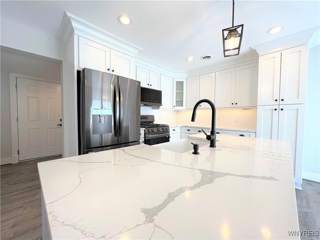 Photo - 10985 Main St