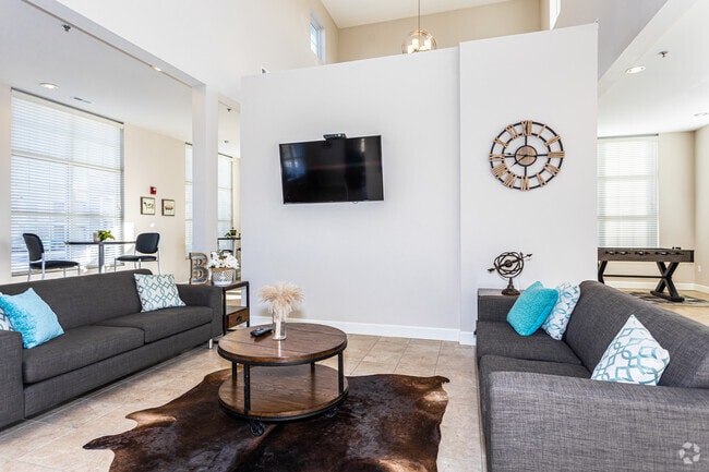 2BR, 2BA - 965SF