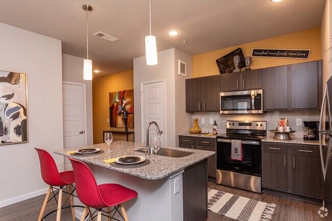 2HAB, 2BA - 1075SF "Magnolia" en la cocina Mostrando Pasillo de entrada - Timberhill Commons