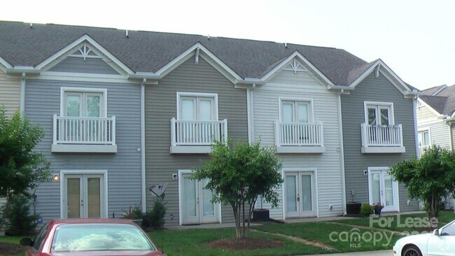 Building Photo - 160 Parkwood Ave Rental