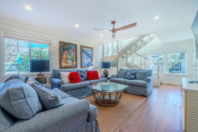 Building Photo - 7 Periwinkle Ln