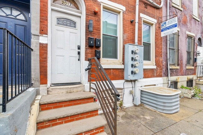 Photo - 2017 W Oxford St