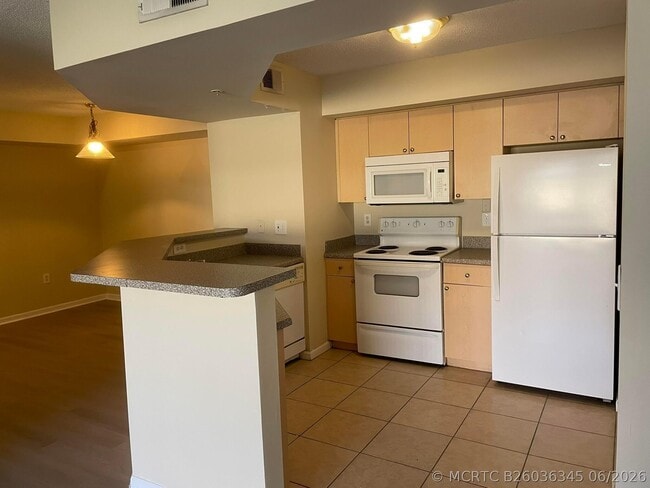Building Photo - 3605 NW Adriatic Ln Unit 7-103
