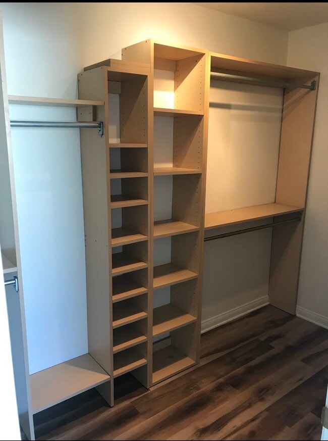Custom California closet. Plenty of storage space - 5247 Agnes Ave