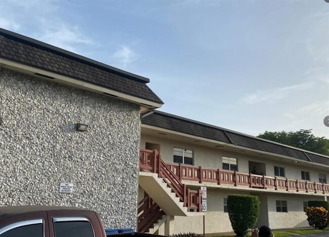 Photo - 5900 NW 17th Pl Unidad 103