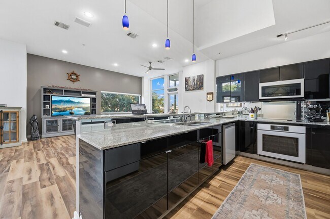 Building Photo - 102 Quitman St Unit 201