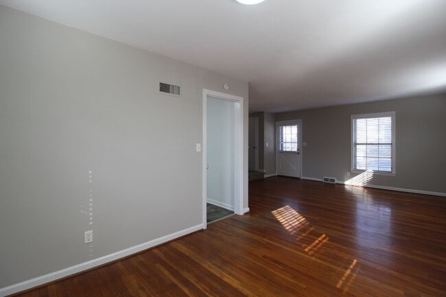 Photo - February FREE On This 2 Bedroom 1 Bath Duplex In The Waldo Area