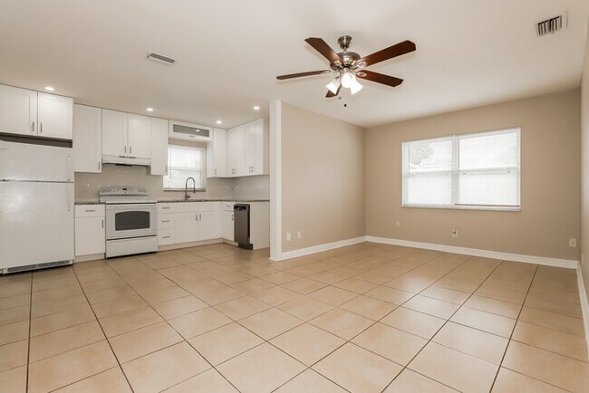 Photo - 779 Lynndale St N