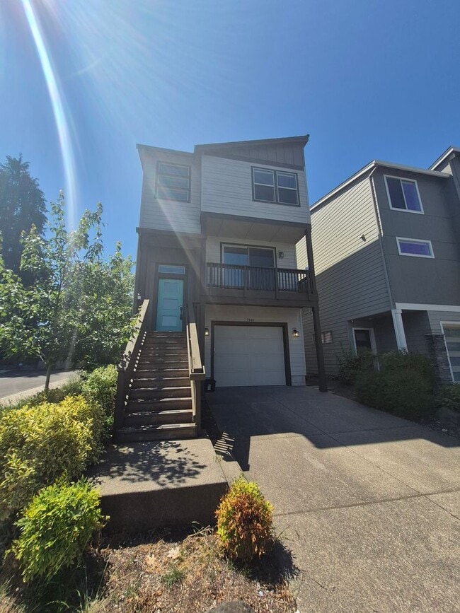 Building Photo - Great newer 3 story Townhouse behind Cooper Mountain elementary