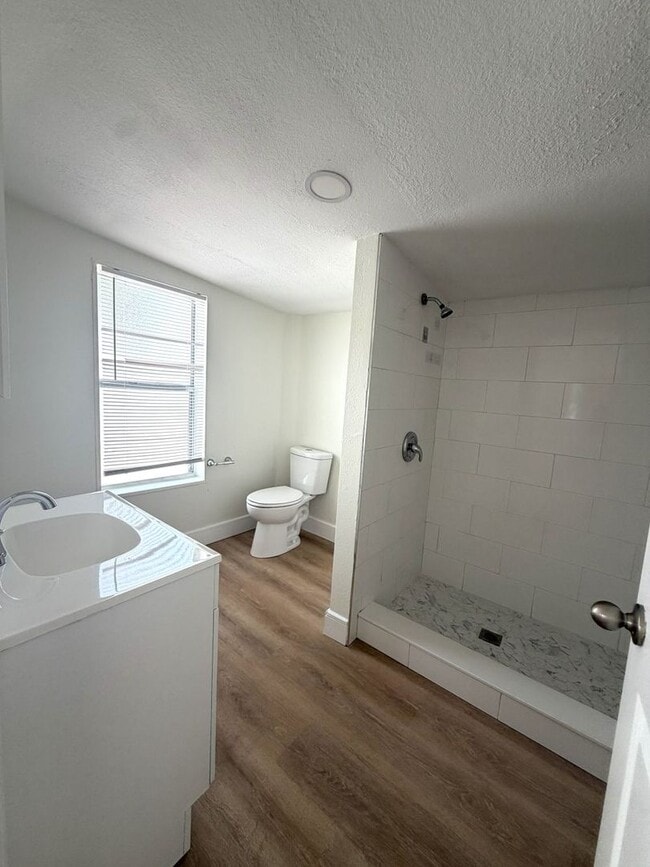 Photo - ***Cozy 1 Bedroom Apartment in Eagle Lake Unidad 11-19 W Eagle Ave  6