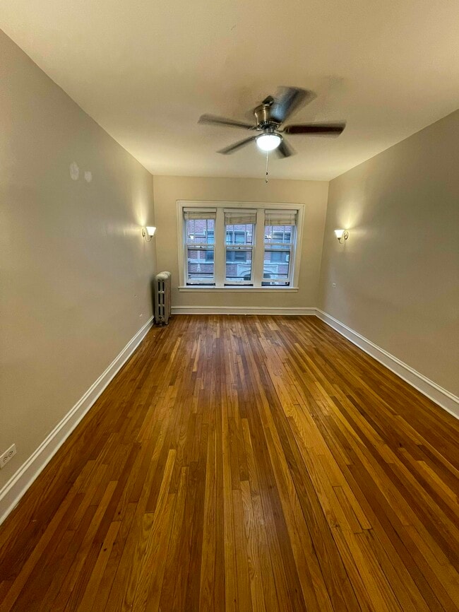 Building Photo - 1372 W Estes Ave Unit 1N