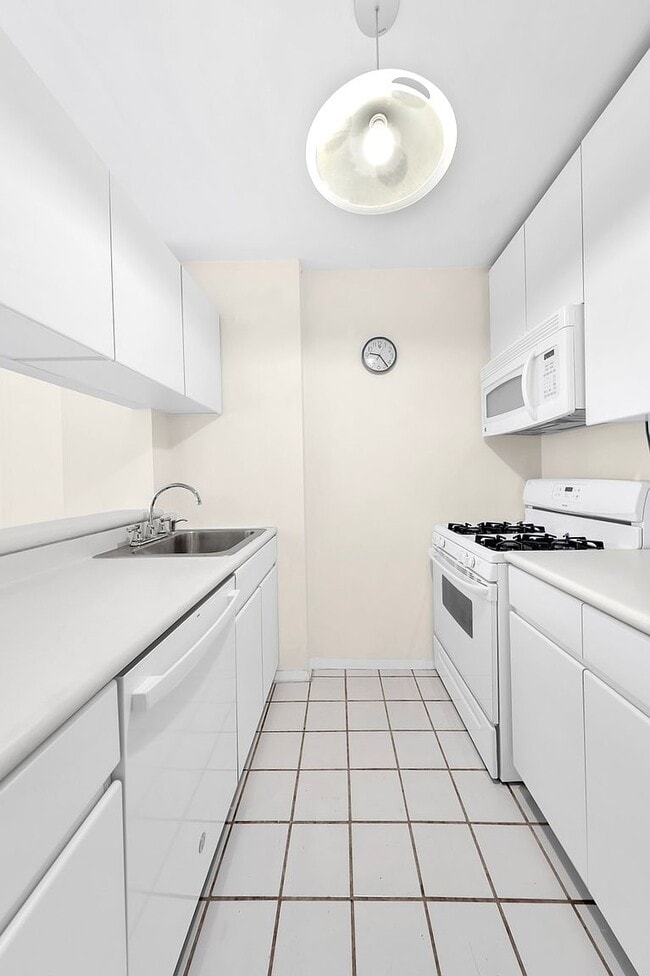 215 W 95th St
