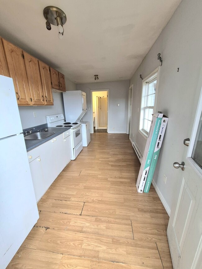 Building Photo - Bachelor Unit 2