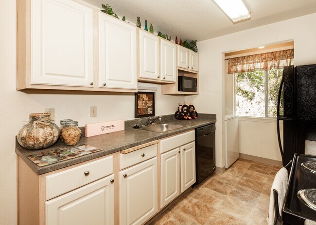 Photo - King's Court Apartments