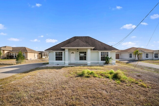 Building Photo - Spacious 3-bedroom, 2-bathroom home located in desirable Naples