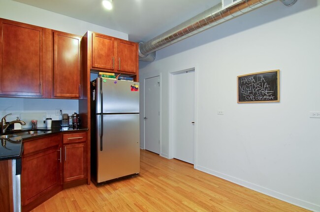 Photo - UK Village 2 Bed Duplex. Outdoor Space. Laundry. Separate Dining Room. Free Internet Unidad 1F