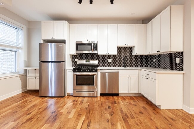 Building Photo - 656 W Wrightwood Ave Unit 207