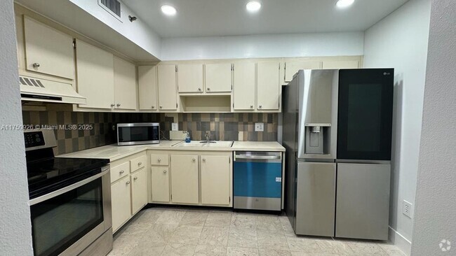 Building Photo - 2 bedroom in Hollywood FL 33021 Rental