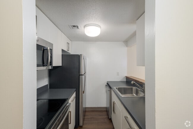 1BR, 1BA - 750SF - Kitchen