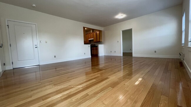 Photo - Beautiful Spacious 2 bd/1ba filled with light in Popular Neighborhood – Oakland, Emeryville, and ... Unit 202