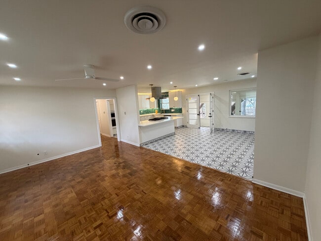 Photo - 2010 Parhaven Dr