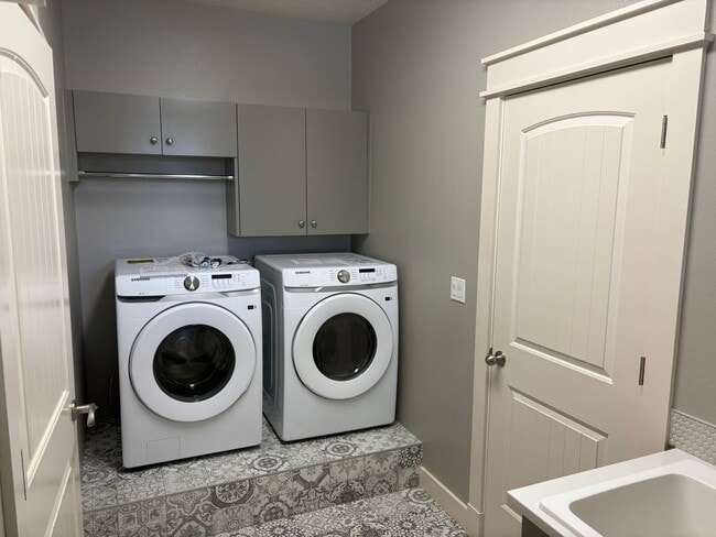 Photo - "Luxury Living: Stunning home with marble counter tops & Fireplace!"