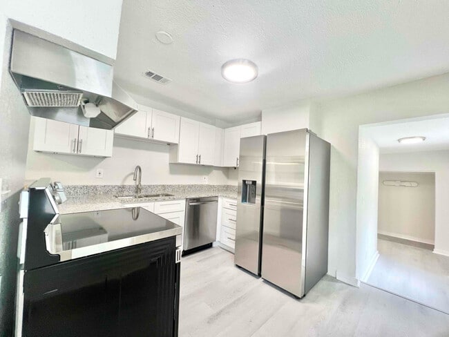 Photo - 960 18th St S