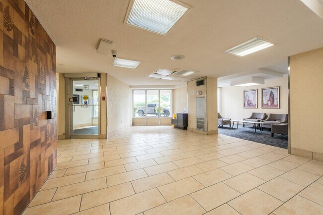 Photo - 220 Steeles Avenue West
