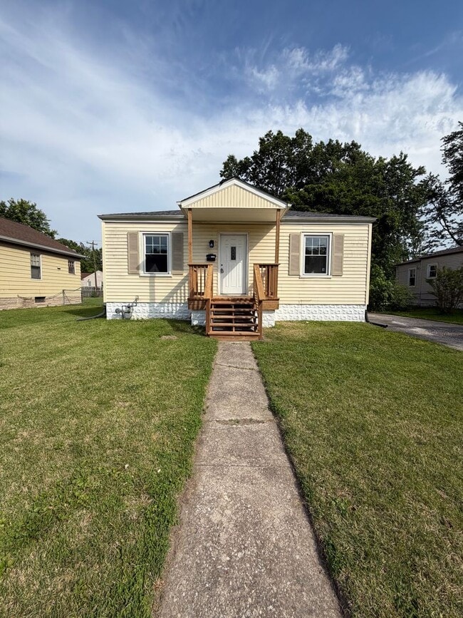 Building Photo - 2556 Center St