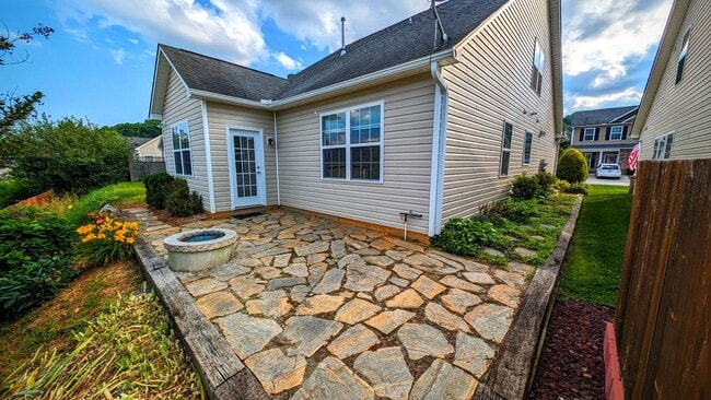 Photo - 3/2.5 House in Arden Near Long Shoals Exit