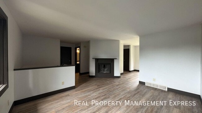 Building Photo - Amazing 3 Bedroom 2.5 Bath duplex with att... Rental