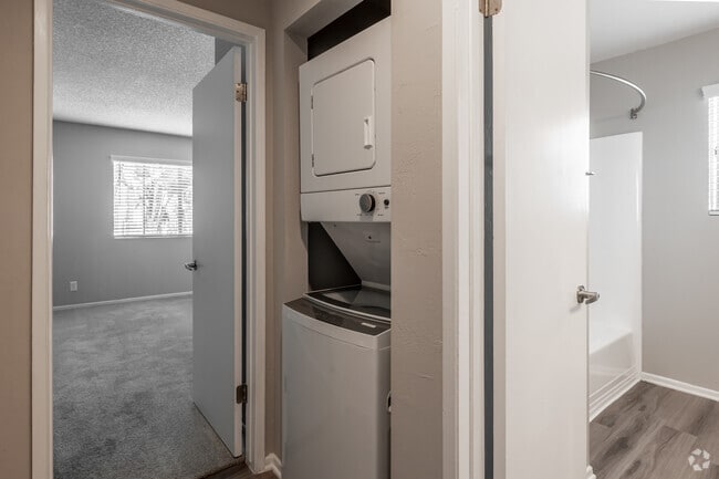 2BR, 1BA - 960SF