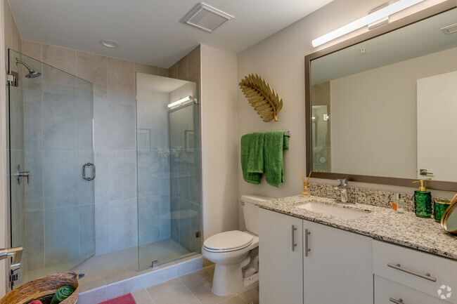 2BR, 2BA - 915SF - Bathroom