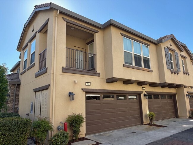 Building Photo - 2 bedroom 2 bathroom townhome