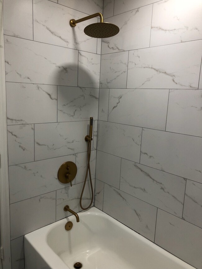 Segundo baño con bañera y ducha. - 10024 Vanderbilt Cir Unidad 8