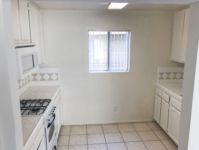 Photo - 15040 Moorpark St