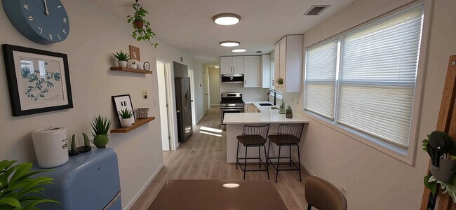 Photo - 445 W 37th St Unidad 1