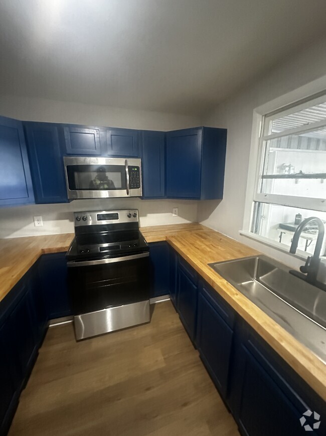 Building Photo - 1424 Garland Dr Rental