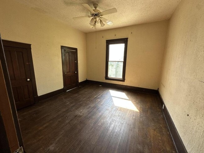 Photo - 710 W 2nd St