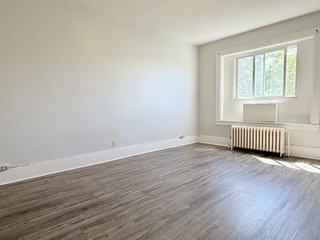 Photo - 1441 Wyandotte St E Unit 13